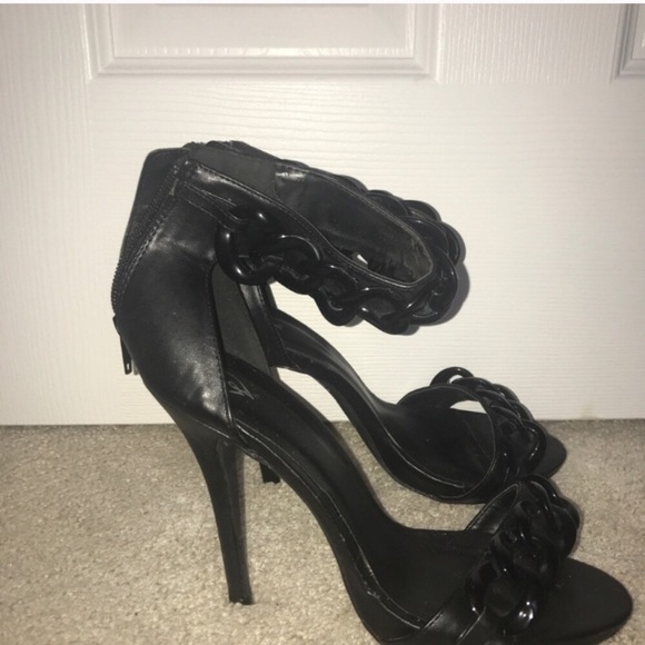 SOLD🔥Windsor chainlink pumps - Picture 3 of 4